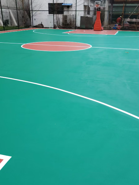 礼纪镇 球场长期使用易出现地面开裂
